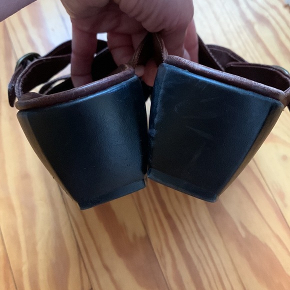 Clarks brown leather adjustable sandals Cushioned footbed Rubber sole Sz 8.5 - Picture 11 of 13